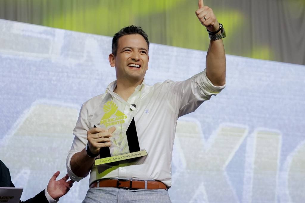 Recibe Marco Bonilla reconocimiento como “Mexicano Fuerte” y llama a defender a Chihuahua