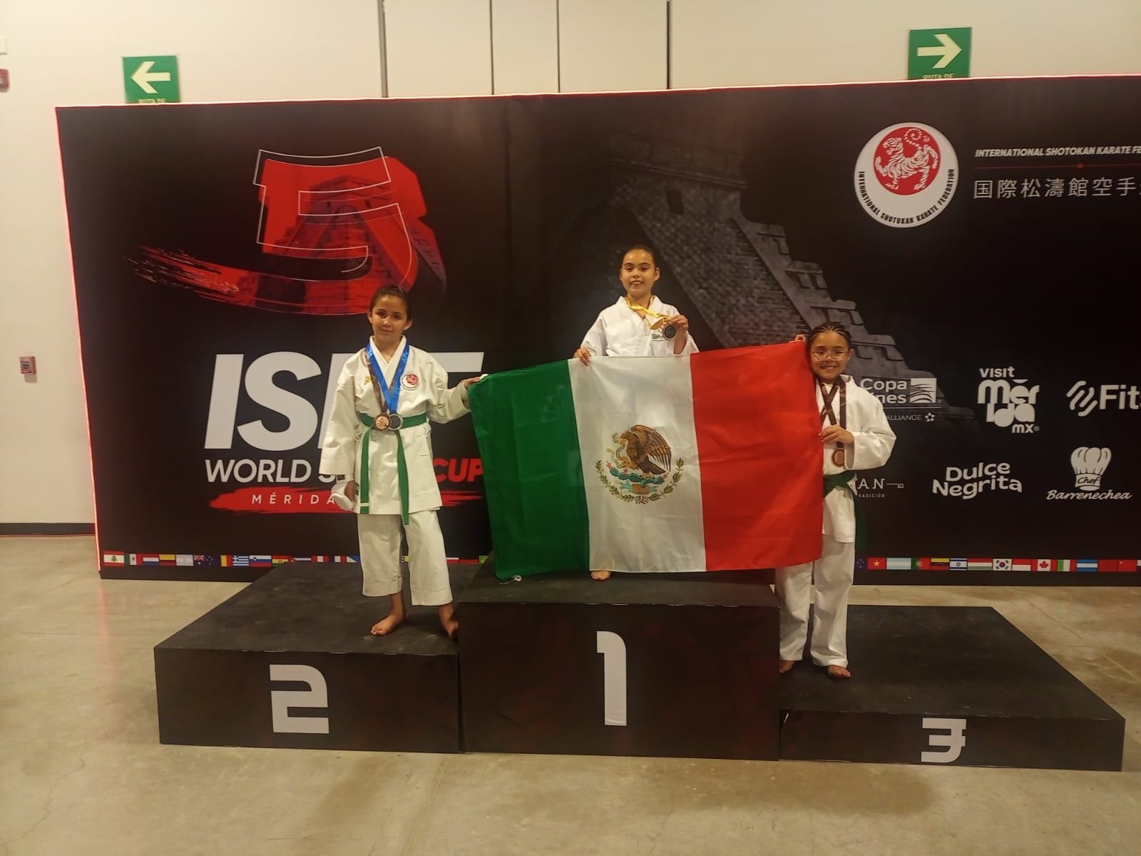 Conquista Dojo Okazaki títulos mundiales de karate en Mérida