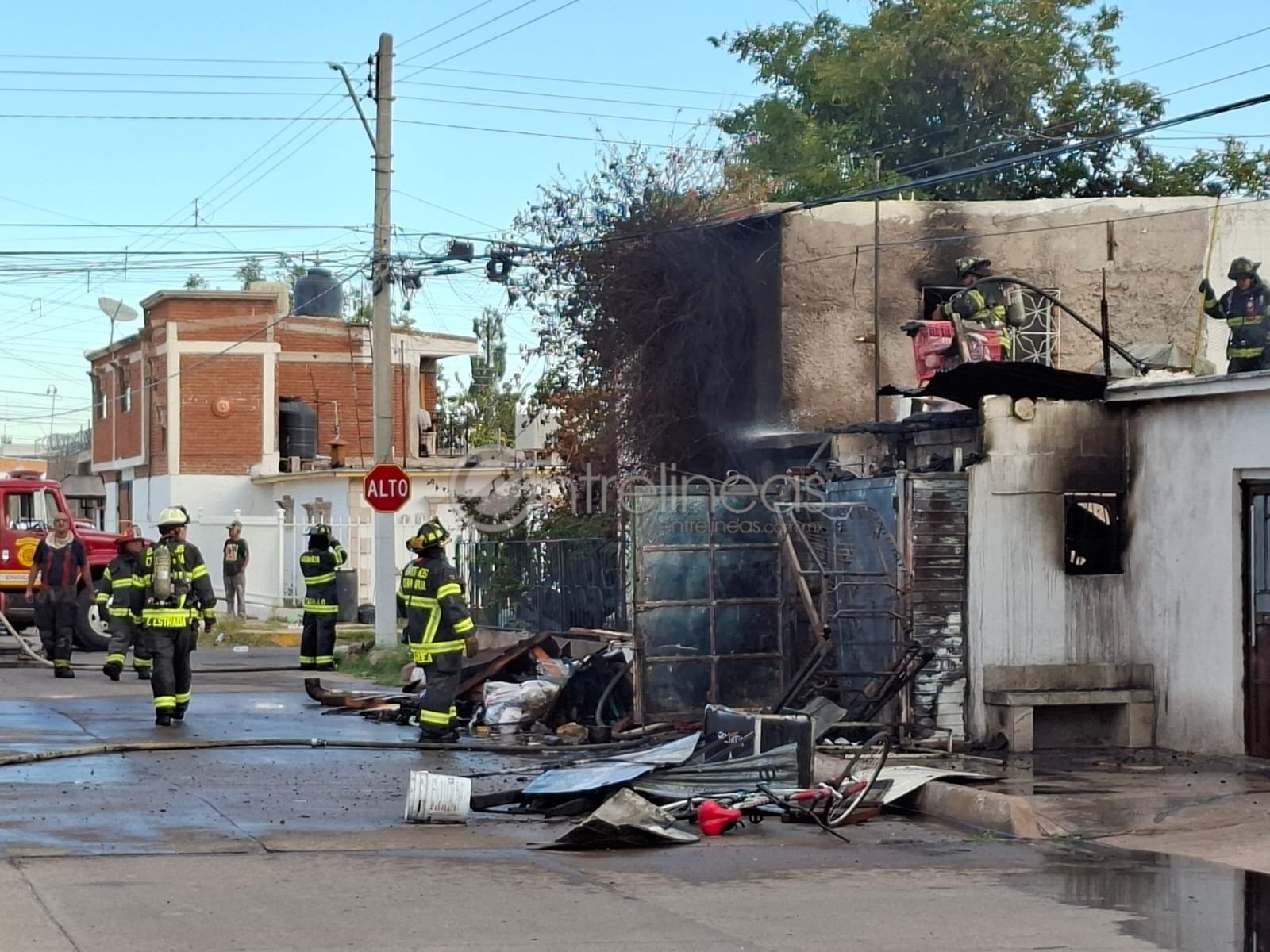 Reportan fuerte incendio en vivienda de colonia Villa, una adulta mayor hospitalizada