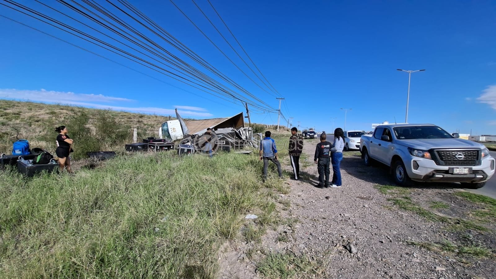 Vuelca camión en carretera a Juárez que transportaba equipos de sonido