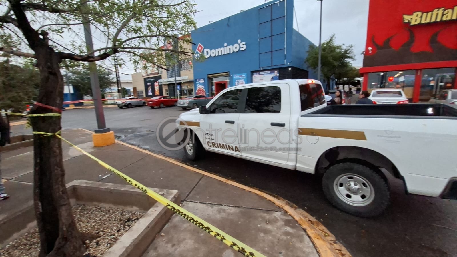 Hallan a hombre sin vida dentro de un auto en plaza comercial de Fuentes Mares