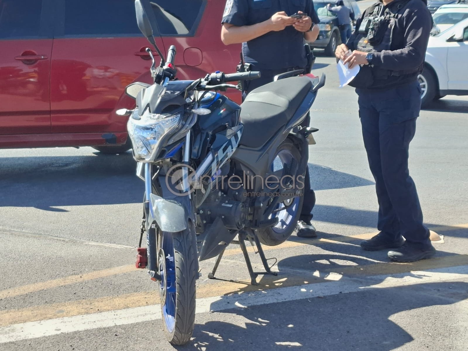 Choque en Vialidad Nogales deja a una motociclista lesionada