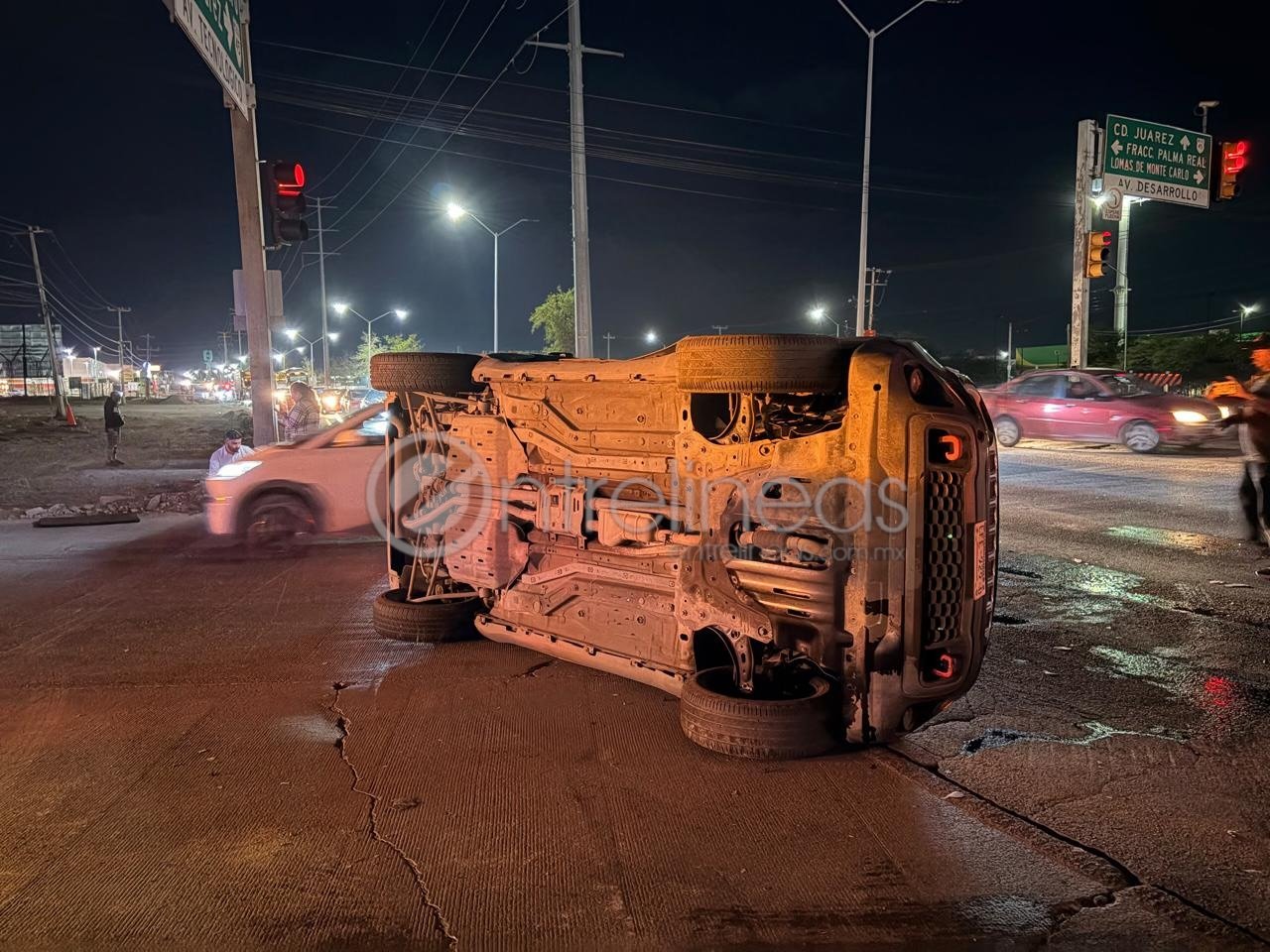Choque entre camionetas deja dos lesionados y una unidad volcada en la Tecnológico