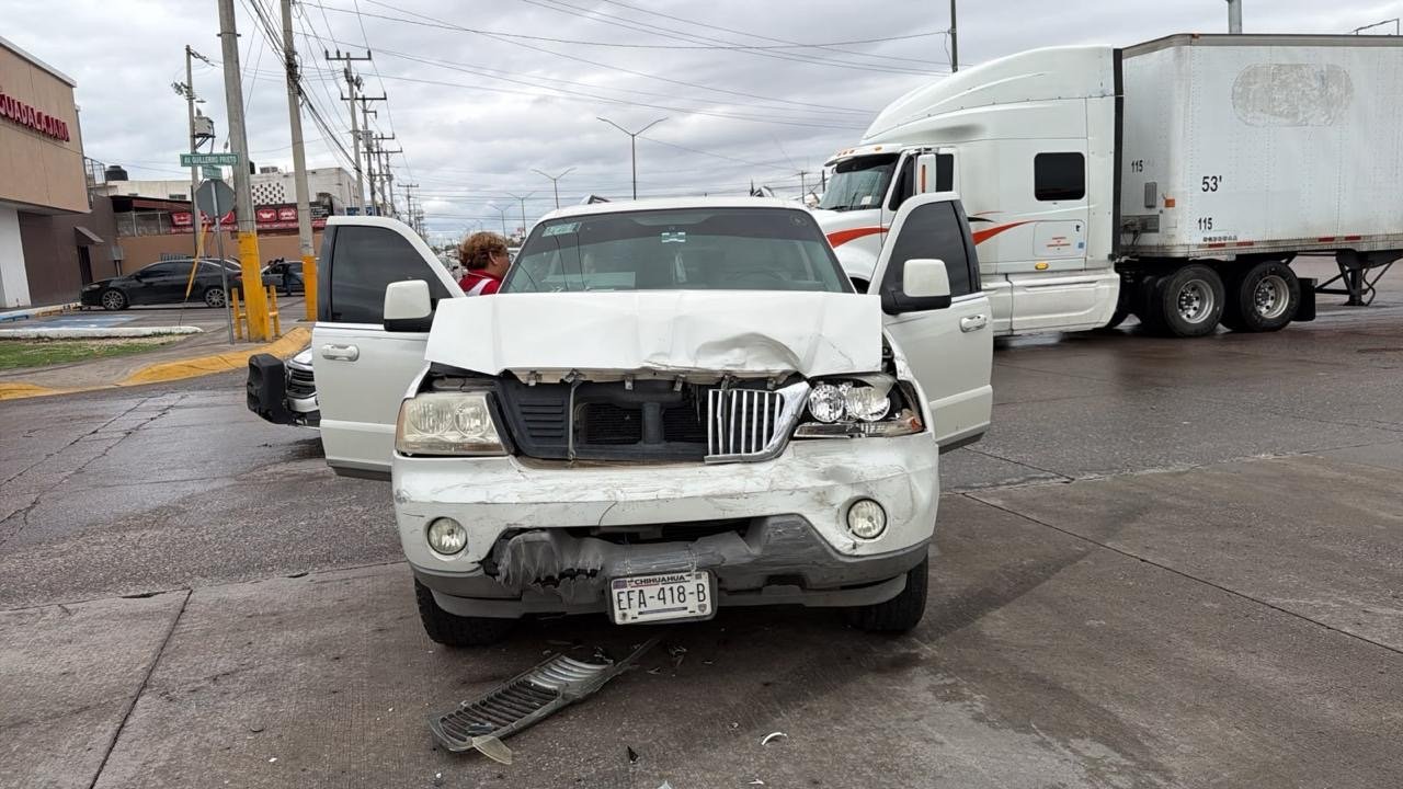 Omite ministerial semáforo en rojo y provoca choque contra camioneta familiar