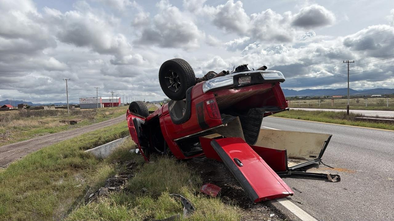 Paisanos abandonan pick up volcada en la carretera a Juárez