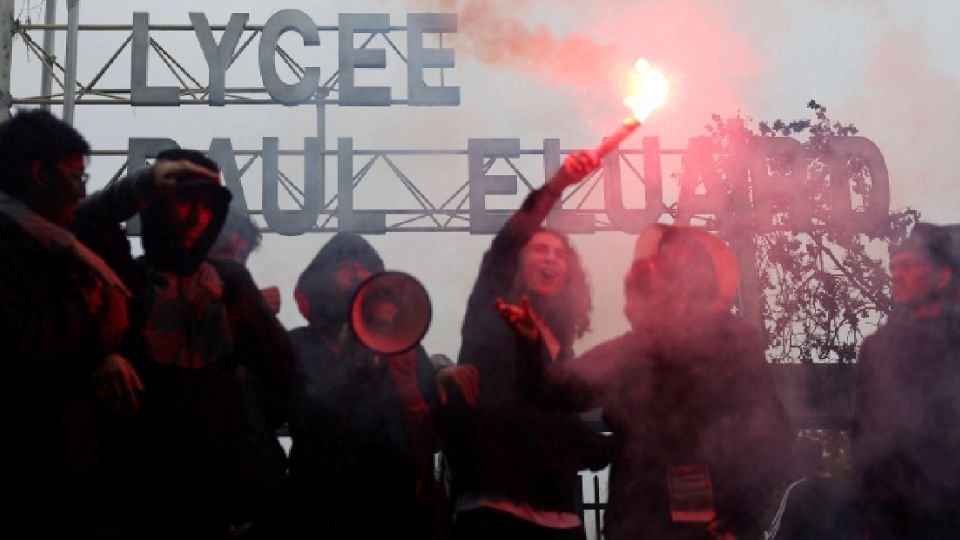 Detienen a dos personas por el linchamiento de un policía durante protestas estudiantiles en Francia