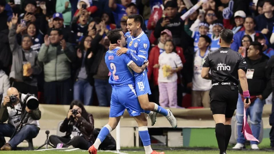 Cruz Azul se aprovecha del sotanero FC Juárez y le receta un contundente 5-0 en el Azteca