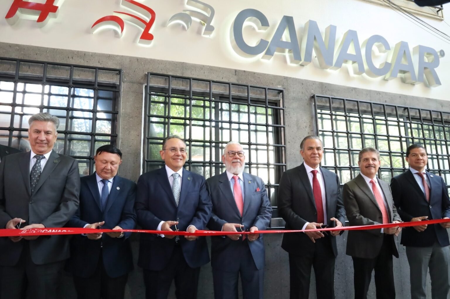 Segob mantiene abiertos los canales de diálogo con transportistas; CANACAR sostiene la protesta