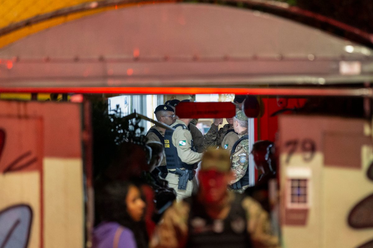 Policías rescatan a 13 niños secuestrados en una escuela en Brasil